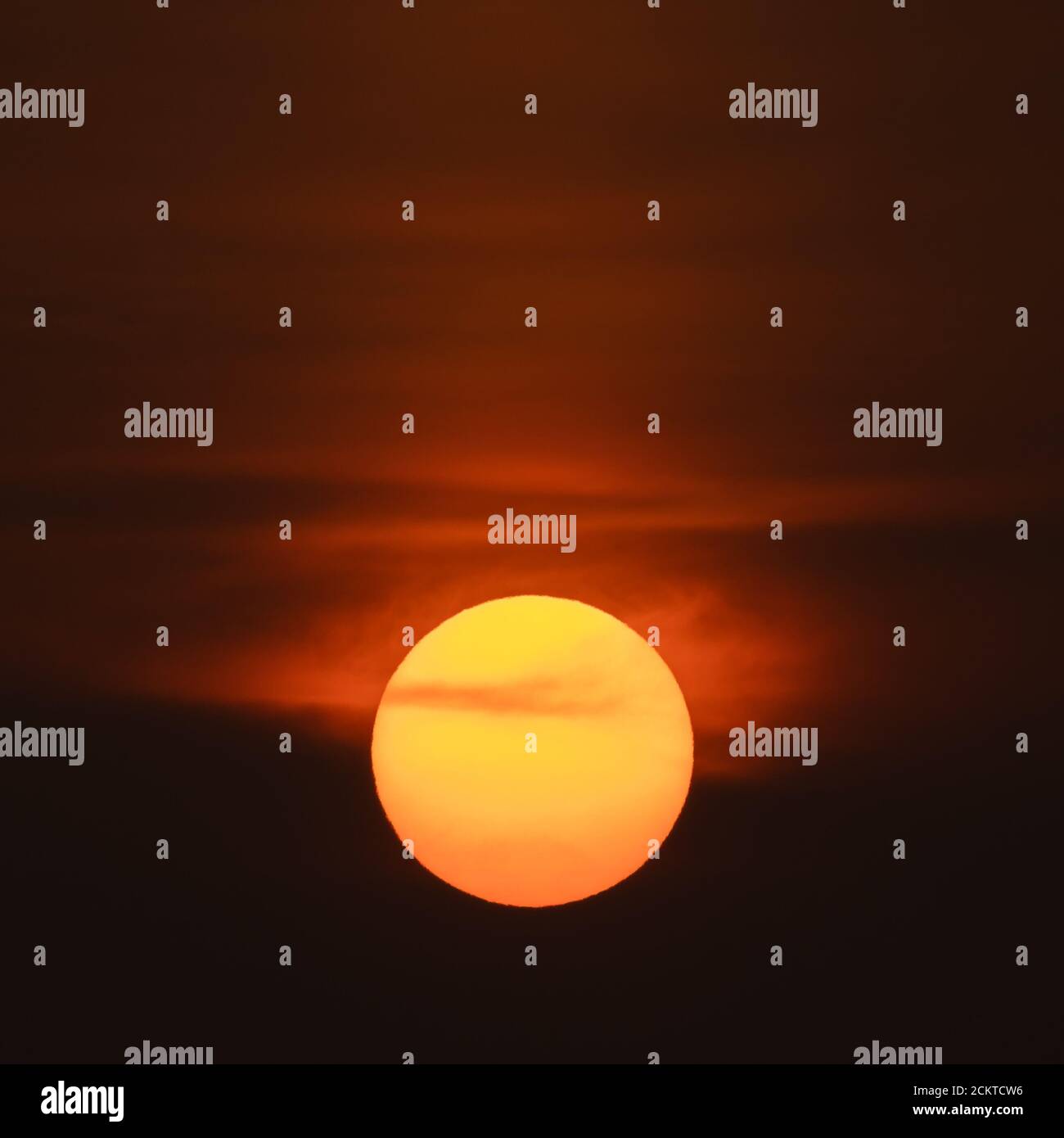 Wetter in Großbritannien: Ein nebliger, gedämpfter Sonnenuntergang Stockfoto