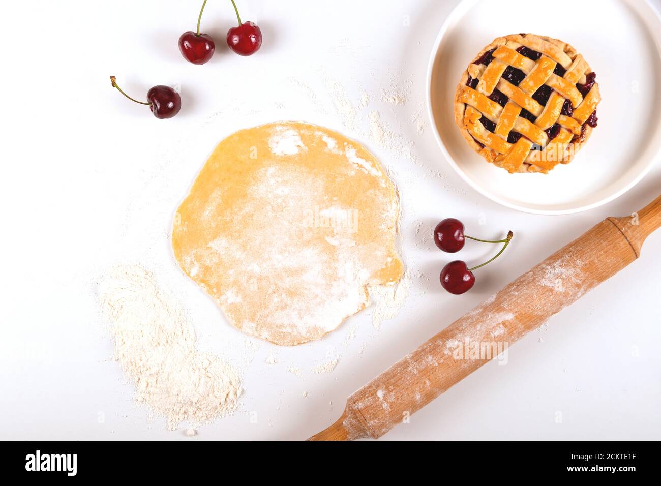 Kochen hausgemachte Mini-Kirsche Pie - Herbst Food-Konzept Stockfoto