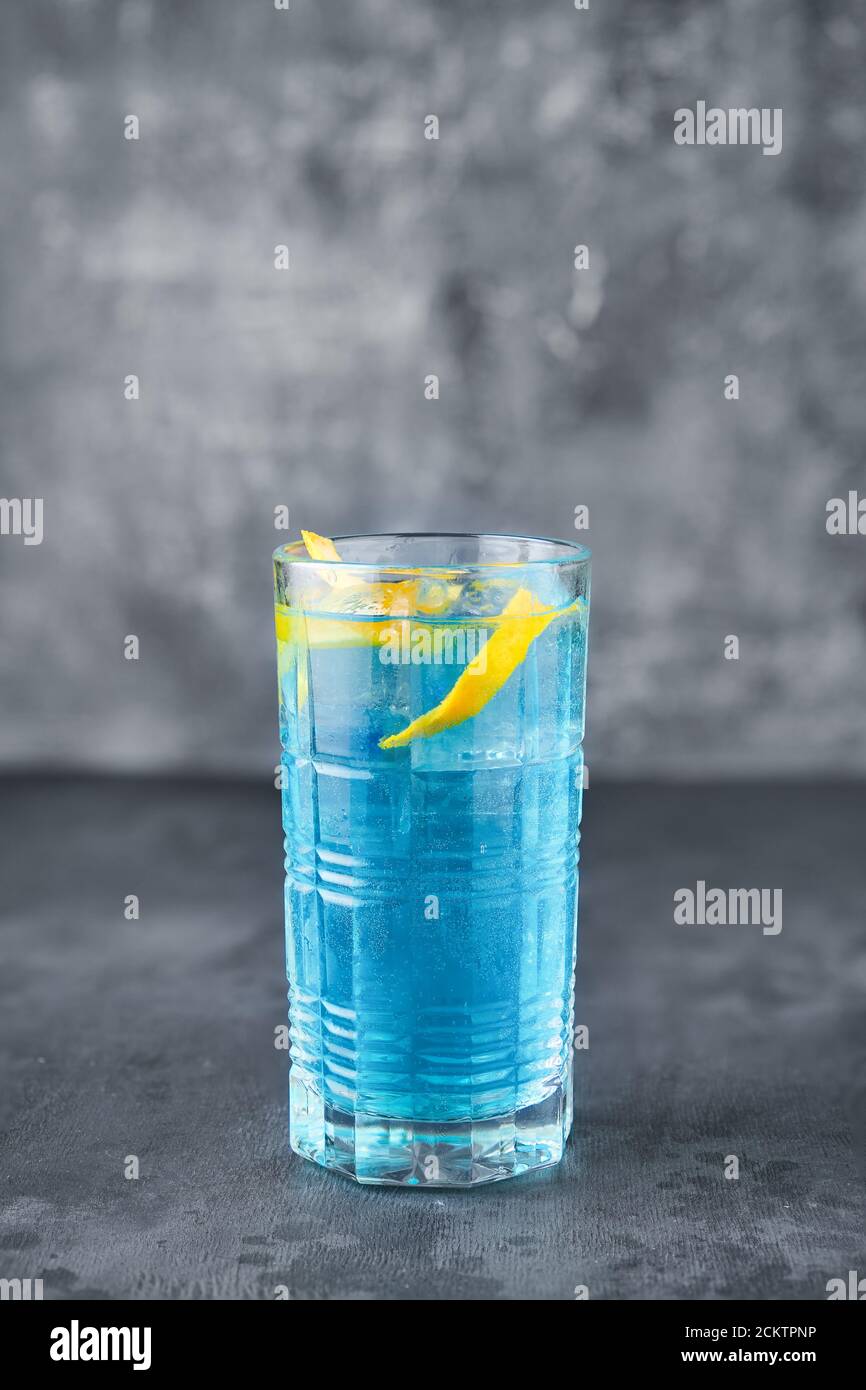 Blue curacao pineapple cocktail Fotos und Bildmaterial in hoher Auflösung Alamy