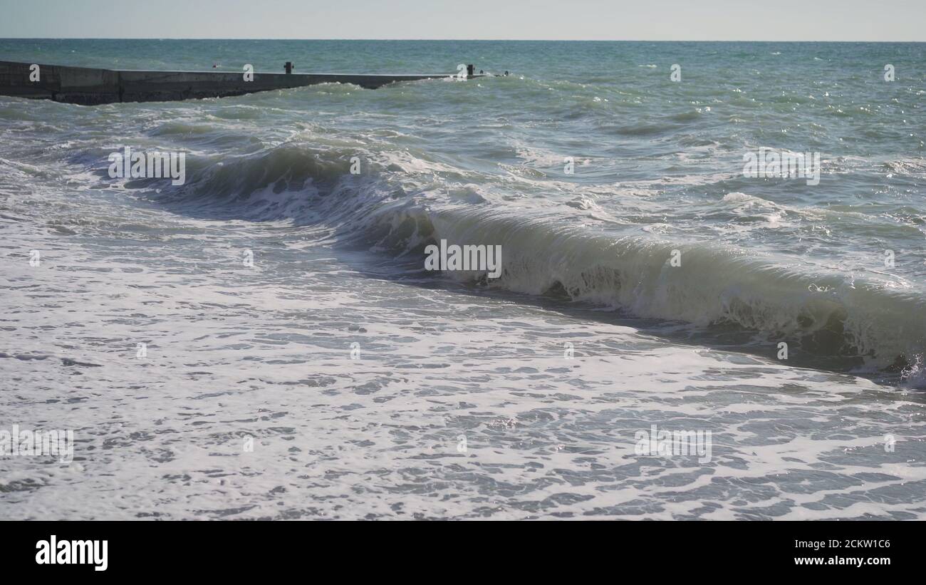 Große, plätschernden Meereswellen rasen an die Küste einer exotischen Insel im sonnigen Pazifik. Meereswelle in Zeitlupe. Stockfoto