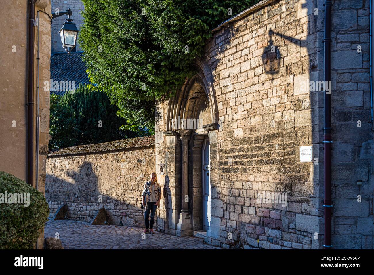 Altes Mauerwerk mit schönem Schatten und Schild an das Sekretariat Paroissal in Beaune, Frankreich Stockfoto