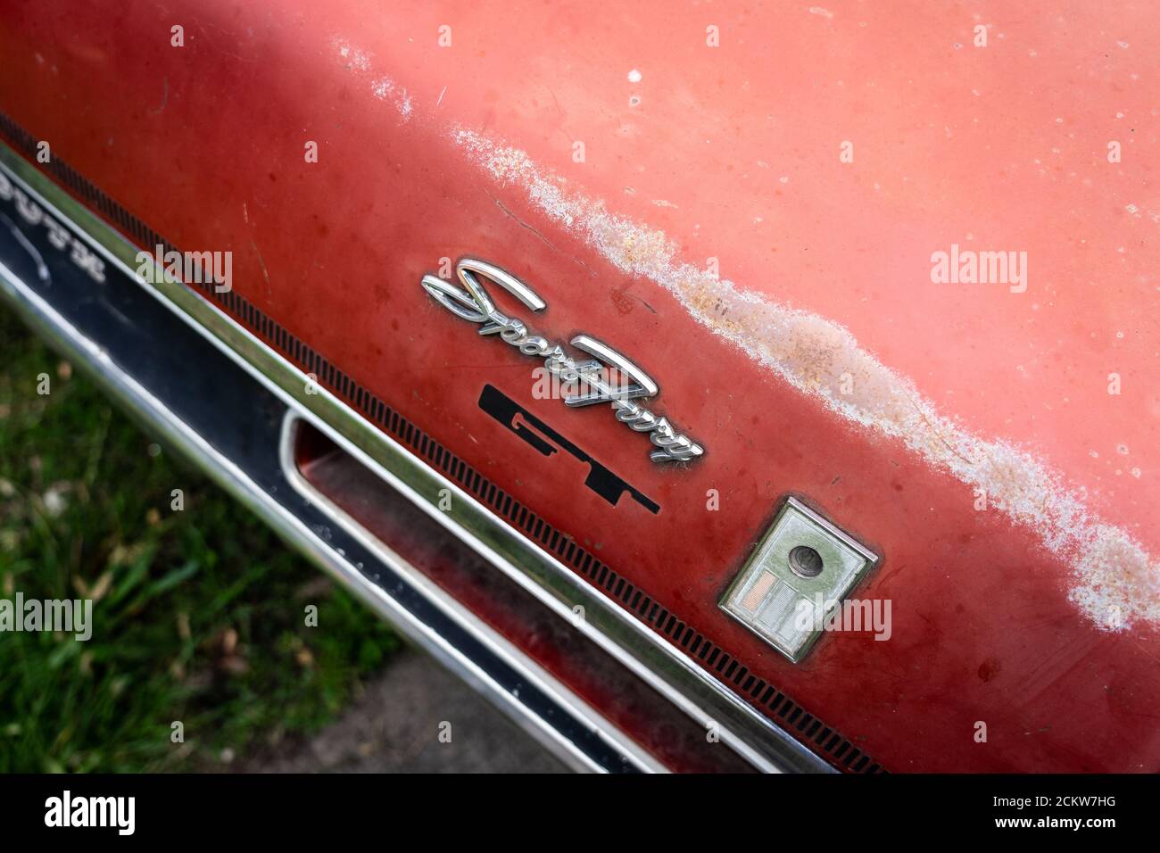 DIEDERSDORF, DEUTSCHLAND - 30. AUGUST 2020: Das Emblem des Vollformatwagens Plymouth Sport Fury GT, Nahaufnahme. Die Ausstellung von 'US Car Classics'. Stockfoto