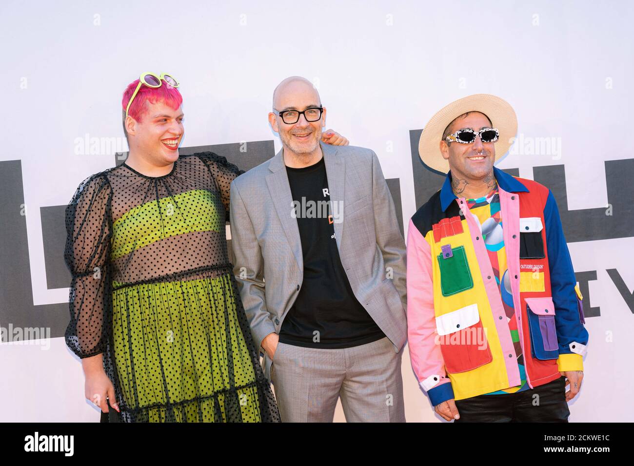 Oldenburg, Deutschland. September 2020. Okuda San Miguel (r-l), Streetart-Künstler, Torsten Neumann, Direktor der Oldenburger Filmfestspiele, und Marcos Diaz, Künstler, sind während der Eröffnung der Oldenburger Internationalen Filmfestspiele auf dem roten Teppich. Kredit: Mohssen Assanimoghaddam/dpa/Alamy Live Nachrichten Stockfoto