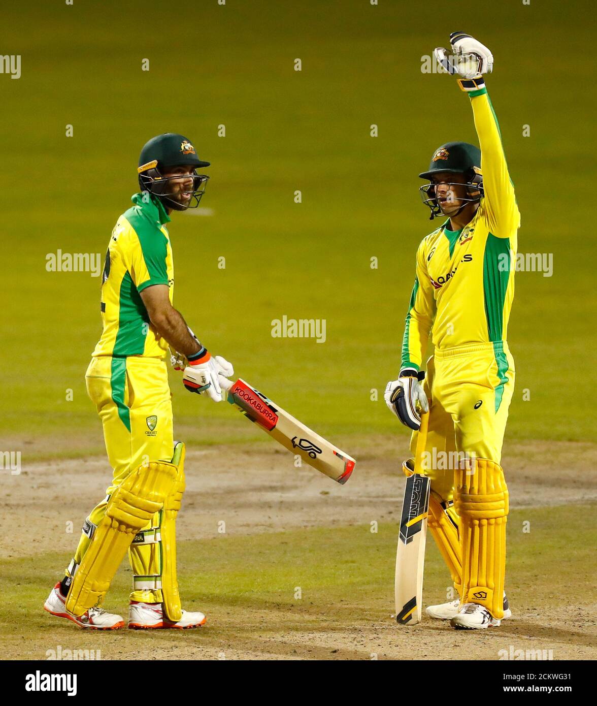 Die Australier Glenn Maxwell (links) und Alex Carey haben beim dritten Royal London ODI-Spiel im Emirates Old Trafford in Manchester hundertfünfzig Partnerschaften erreicht. Stockfoto