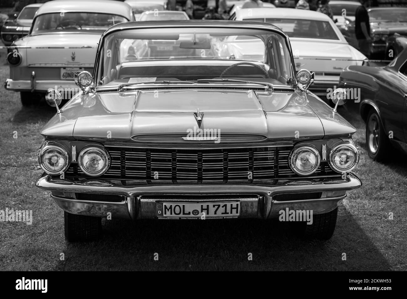 DIEDERSDORF, DEUTSCHLAND - 30. AUGUST 2020: Das Oldsmobile Dynamic 88, 1960. Schwarz und Weiß. Die Ausstellung von 'US Car Classics'. Stockfoto