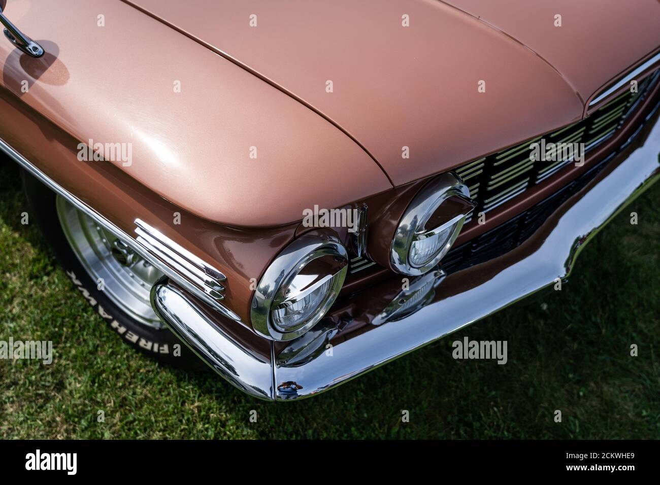 DIEDERSDORF, DEUTSCHLAND - 30. AUGUST 2020: Das Fragment des Vorderteils ein Oldsmobile Dynamic 88, 1960. Die Ausstellung von 'US Car Classics Stockfoto