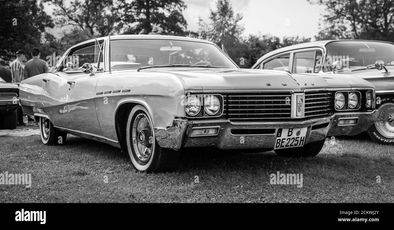 DIEDERSDORF, DEUTSCHLAND - 30. AUGUST 2020: Das Full-Size-Auto Buick Electra 225 Limited, 1967. Schwarz und Weiß. Die Ausstellung von 'US Car Classics'. Stockfoto