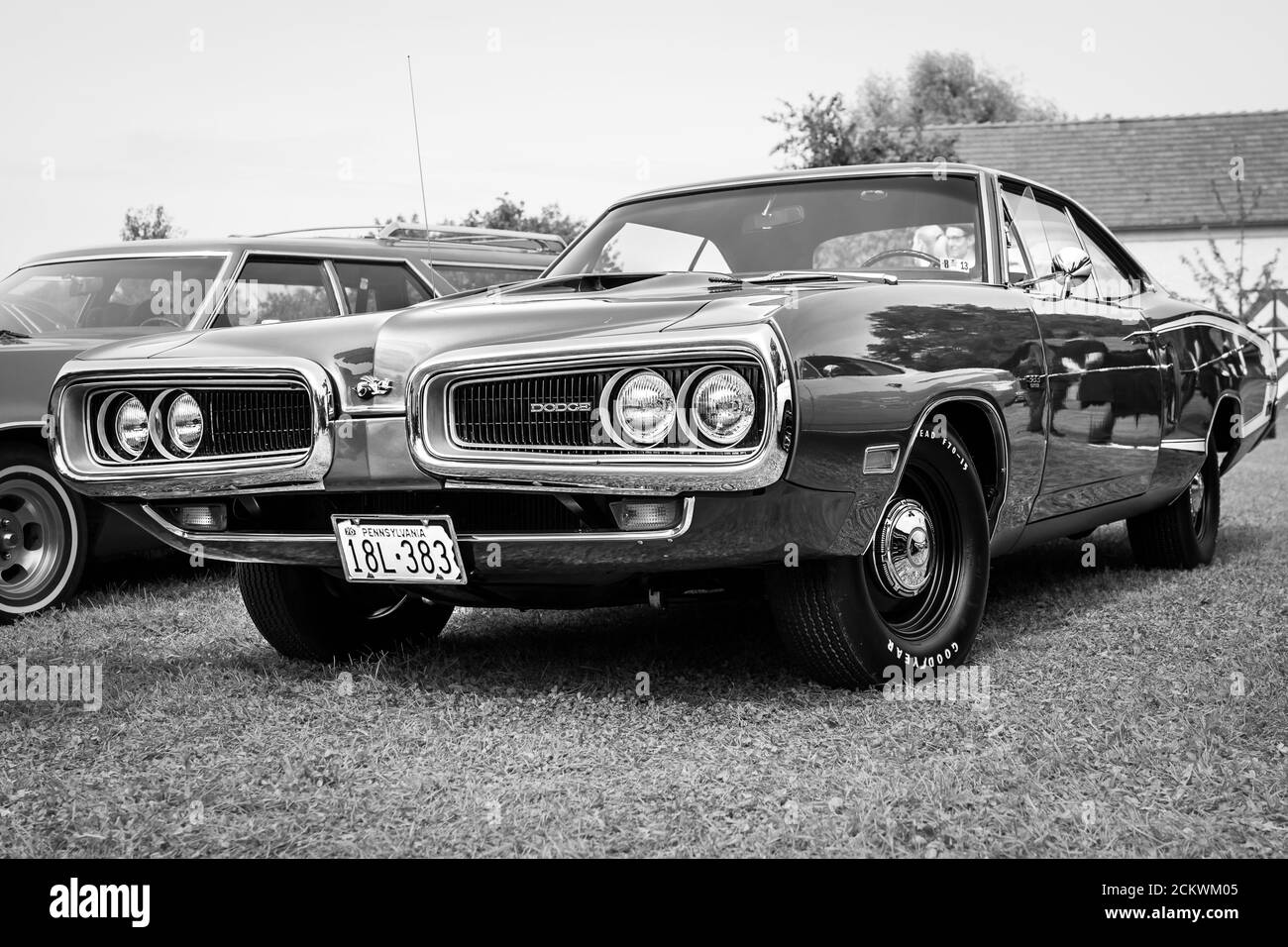 DIEDERSDORF, DEUTSCHLAND - 30. AUGUST 2020: Der Muskelwagen Dodge Super Bee, 1968. Schwarz und Weiß. Die Ausstellung von 'US Car Classics'. Stockfoto