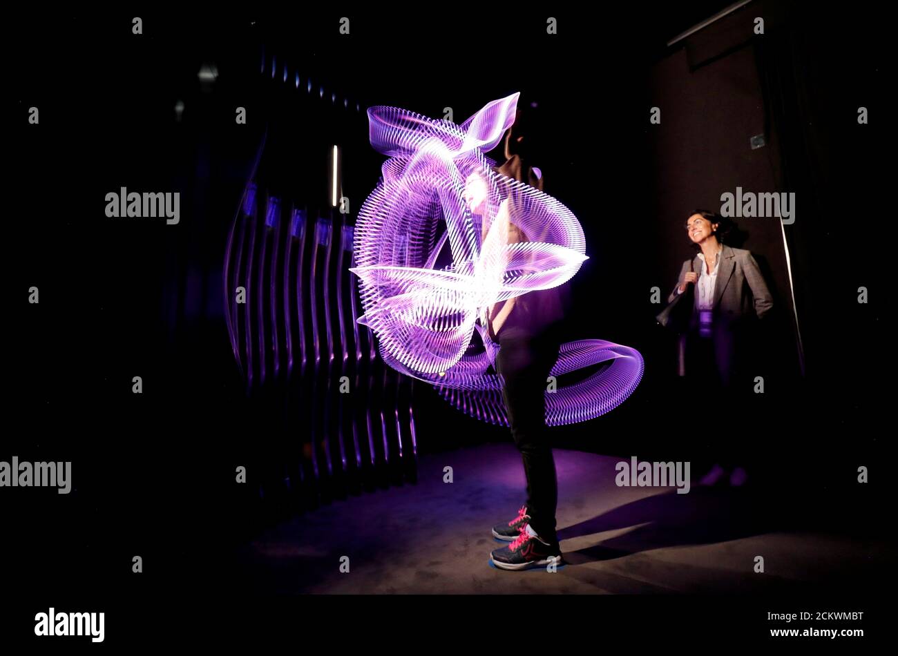 Ein Besucher nimmt an der Galaxy Lightwave Experience im Samsung-Stand auf dem Mobile World Congress in Barcelona, Spanien, 26. Februar 2019 Teil. REUTERS/Rafael Marchante Stockfoto