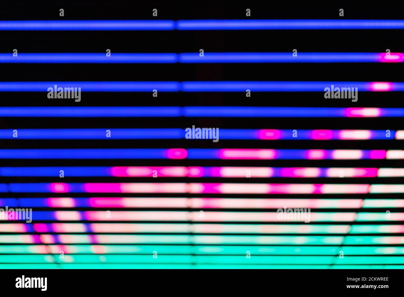 Verblenkte, unfokussierte Musik Beat Equalizer auf schwarzem Hintergrund, Audio-Equalizer-Linien Stockfoto