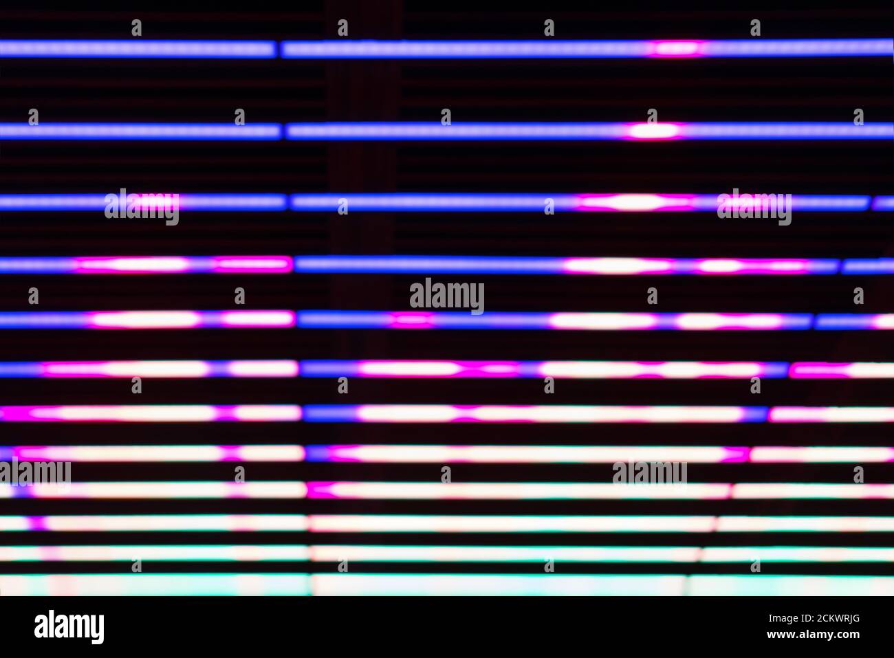 Verblenkte, unfokussierte Musik Beat Equalizer auf schwarzem Hintergrund, Audio-Equalizer-Linien Stockfoto