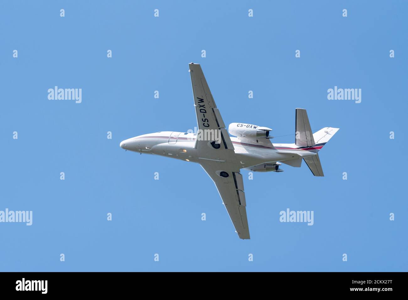 Cessna 560 Citation Excel-Business-Jet-Flugzeug von NetJets Europe, CS-DXW, nach dem Start vom Biggin Hill Airport, Kent, Großbritannien Stockfoto