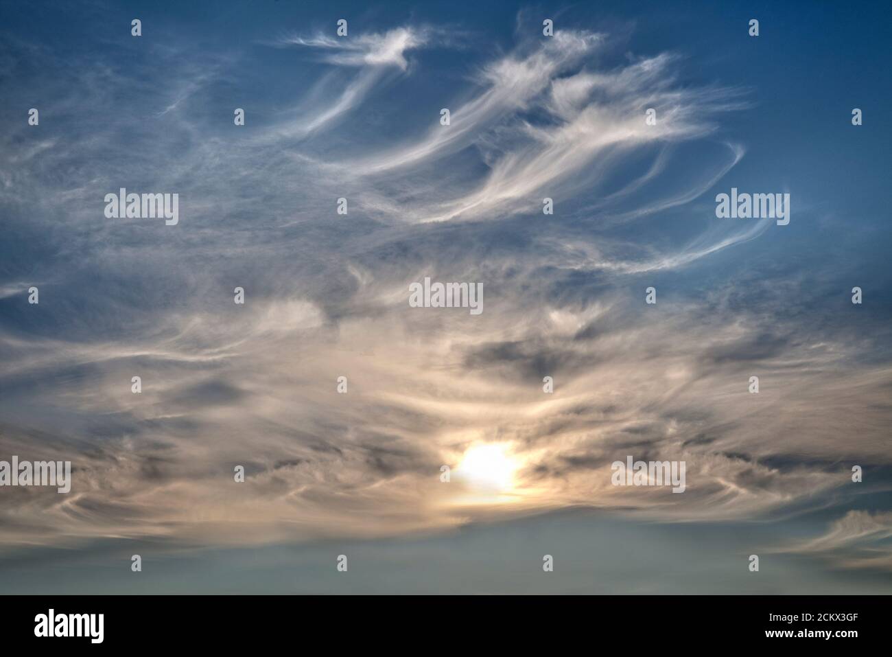 KONZEPTFOTOGRAFIE: Dramatische Wolkenbildung gegen Sonnenlicht Stockfoto