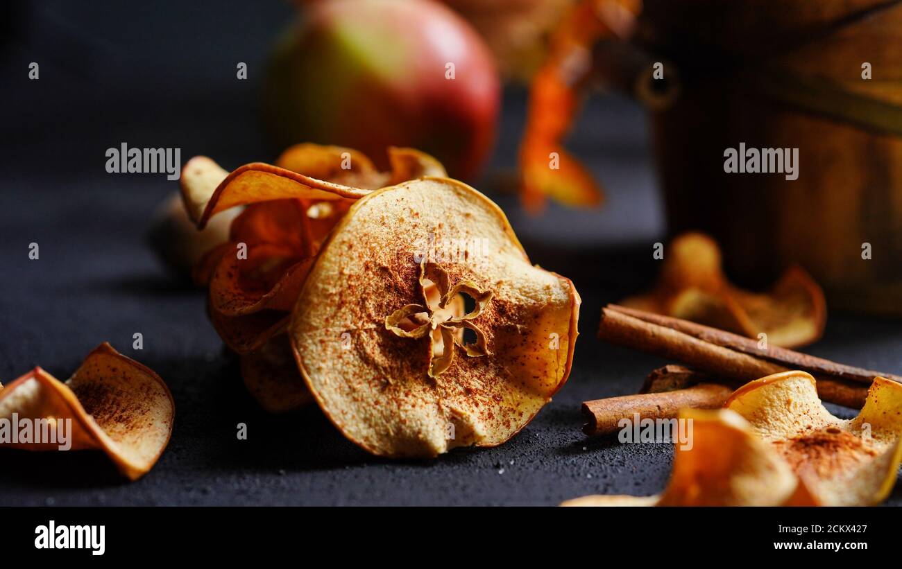 Hausgemachte gebackene Apfelchips im Herbst Herbst Hintergrund Stockfoto
