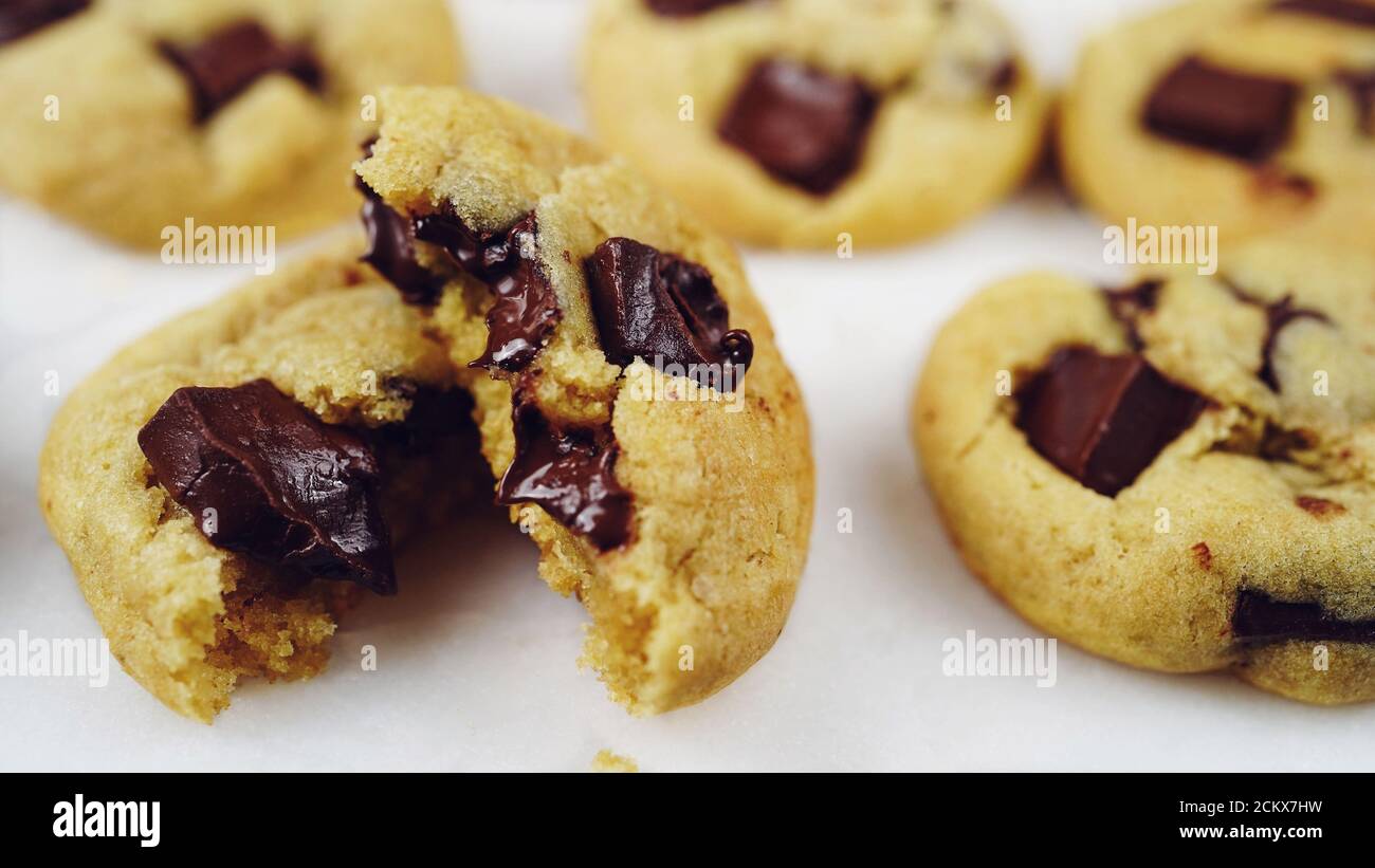 Hausgemachte Chewy Chocolate Chip Cookies auf weißem Hintergrund, selektiver Fokus Stockfoto