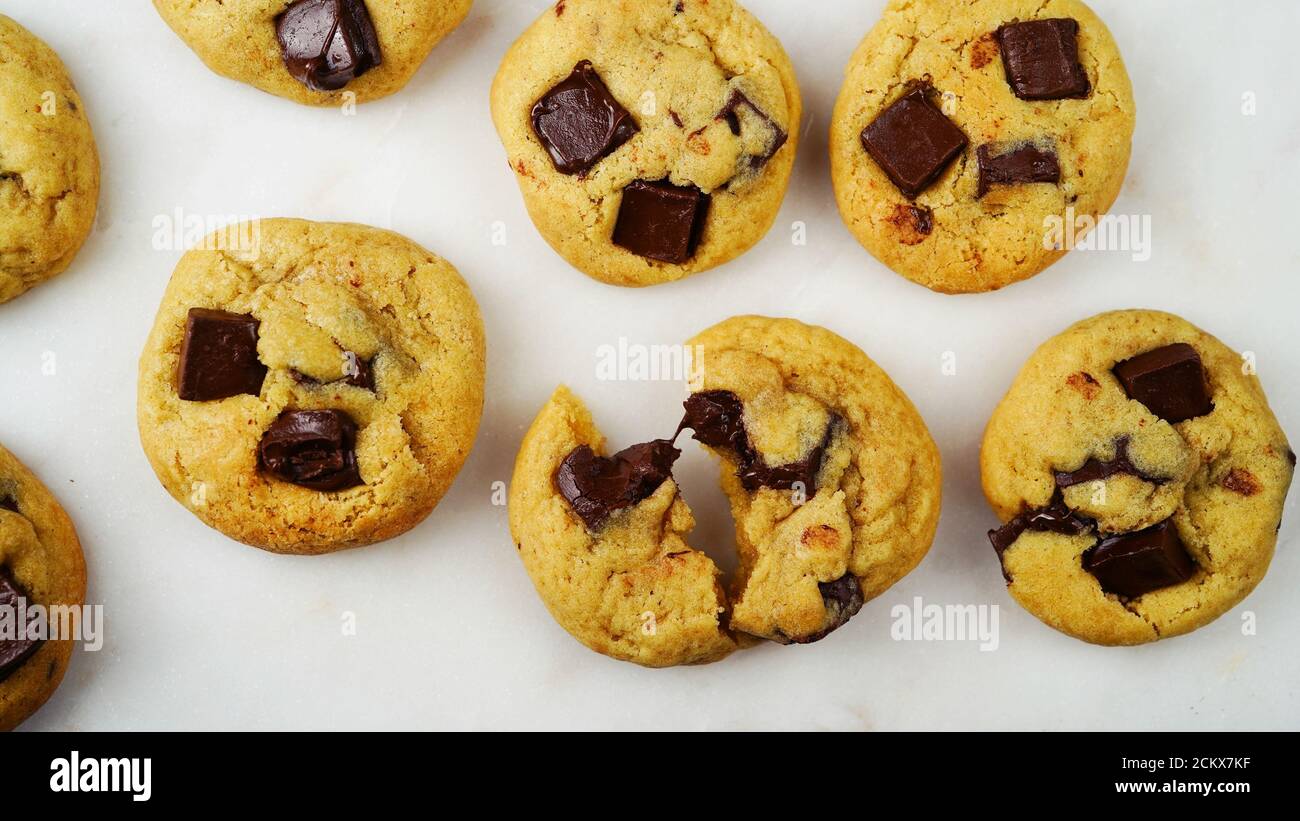 Hausgemachte Chewy Chocolate Chip Cookies auf weißem Hintergrund, selektiver Fokus Stockfoto