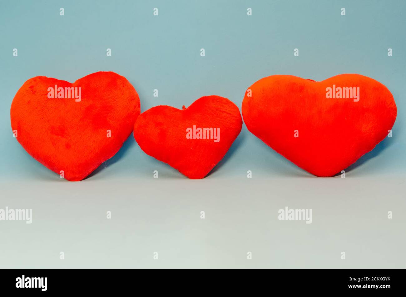 Drei rote Herzen auf blauem Hintergrund. Konzept des Valentinstag, Urlaub Stockfoto