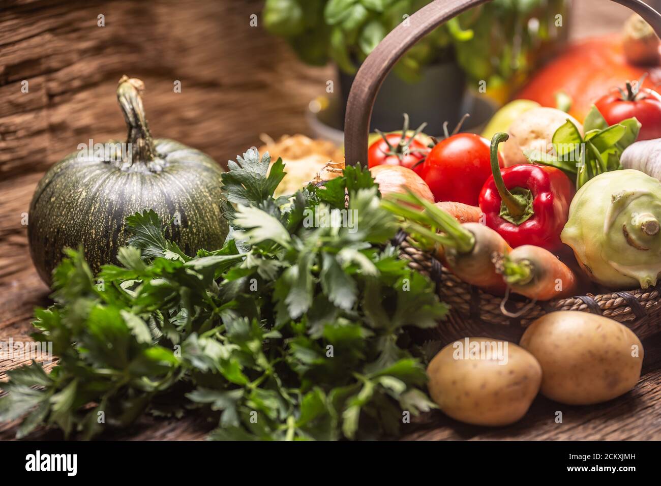 Auswahl des Herbstes frische Ernte von Gemüse auf einem Jahrgang Holzoberfläche Stockfoto