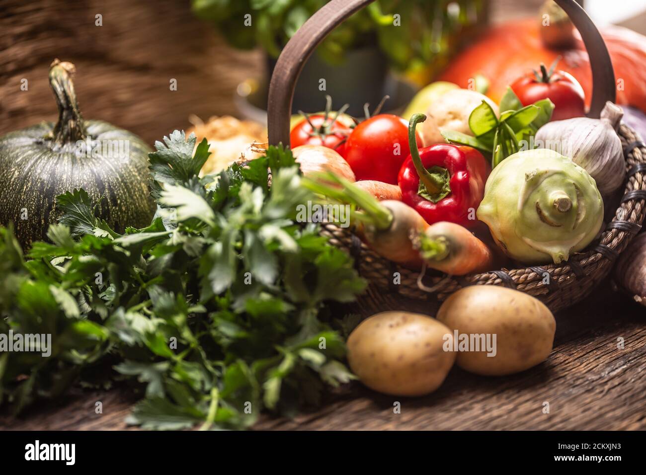 Auswahl des Herbstes frische Ernte von Gemüse auf einem Jahrgang Holzoberfläche Stockfoto