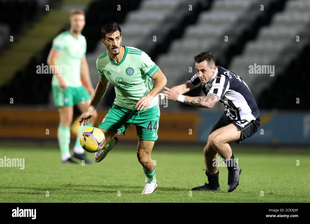 Celtic's Hatem Elhamed (links) und St Mirren's Dylan Connolly kämpfen während des schottischen Premiership-Spiels in der Simple Digital Arena in Paisley um den Ball. Stockfoto