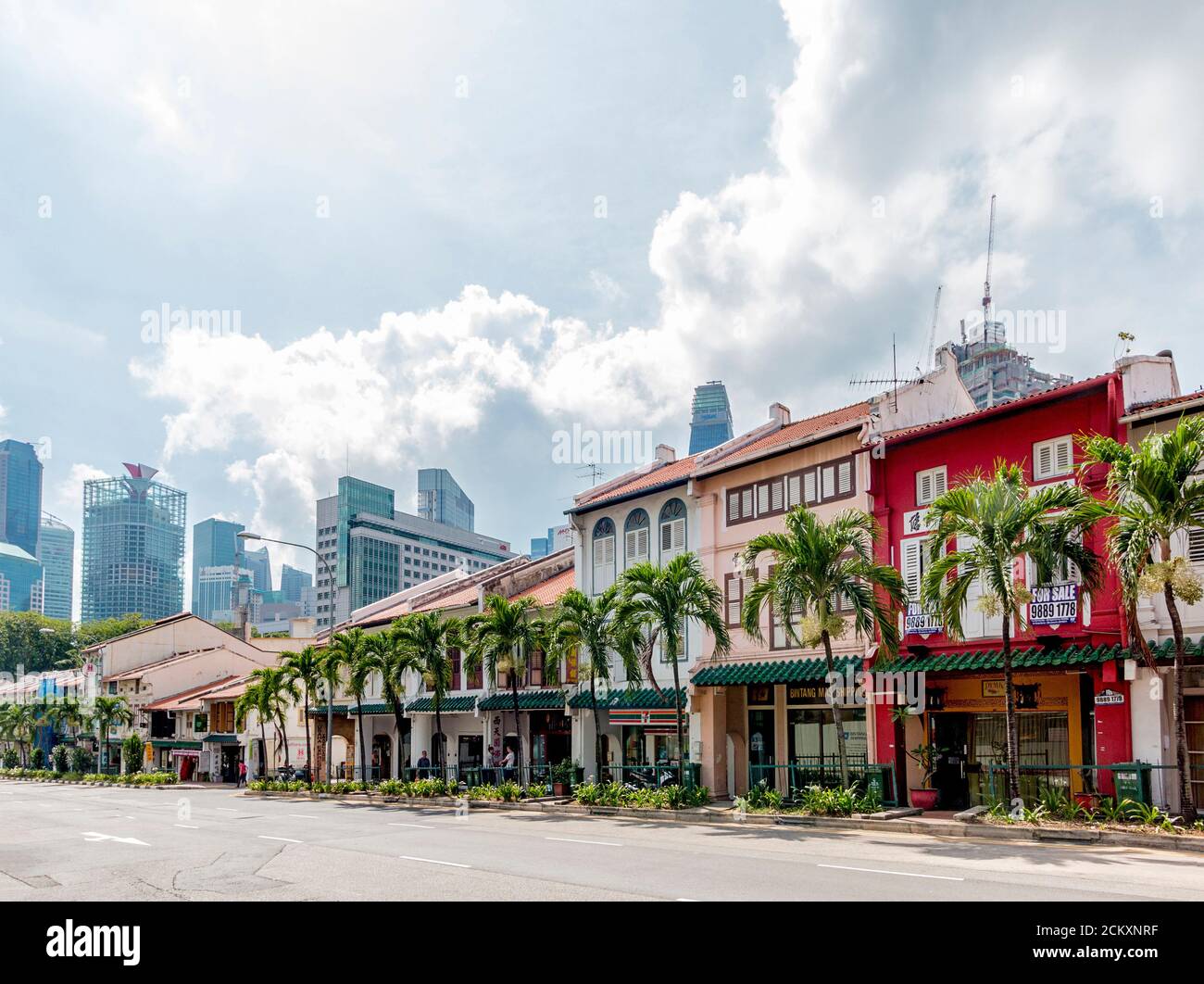 Typische Geschäftshäuser in Singapurs Chinatown-Viertel. Ladenhäuser sind meist zwei oder drei Stockwerke hoch, mit einem Geschäft im Erdgeschoss für Handelsaktivitäten und einer Residenz über dem Geschäft.Dieses hybride Gebäude ist in den historischen Zentren der meisten Städte in der Region Südostasien beliebt. Stockfoto