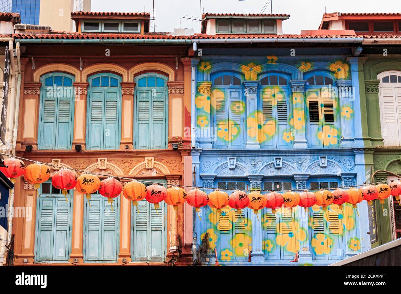 Typische Geschäftshäuser in Singapurs Chinatown-Viertel. Ladenhäuser sind meist zwei oder drei Stockwerke hoch, mit einem Geschäft im Erdgeschoss für Handelsaktivitäten und einer Residenz über dem Geschäft.Dieses hybride Gebäude ist in den historischen Zentren der meisten Städte in der Region Südostasien beliebt. Stockfoto