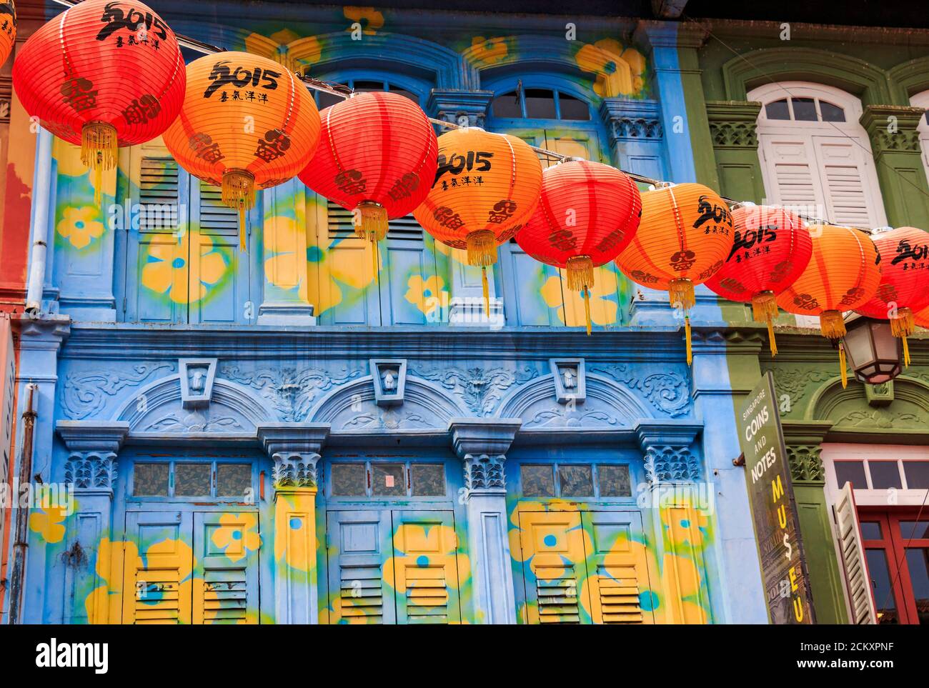 Typische Geschäftshäuser in Singapurs Chinatown-Viertel. Ladenhäuser sind meist zwei oder drei Stockwerke hoch, mit einem Geschäft im Erdgeschoss für Handelsaktivitäten und einer Residenz über dem Geschäft.Dieses hybride Gebäude ist in den historischen Zentren der meisten Städte in der Region Südostasien beliebt. Stockfoto