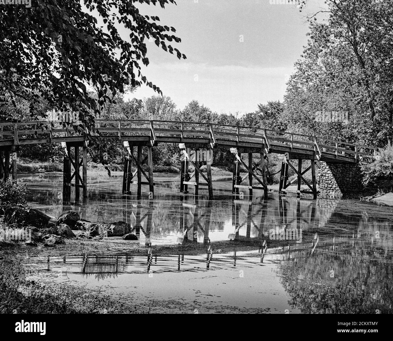 Historische North Bridge befindet sich in Concord Massachusetts von der Küste an einem Sommermorgen. Das Bild wurde auf analogem Schwarz-Weiß-Film aufgenommen. Stockfoto