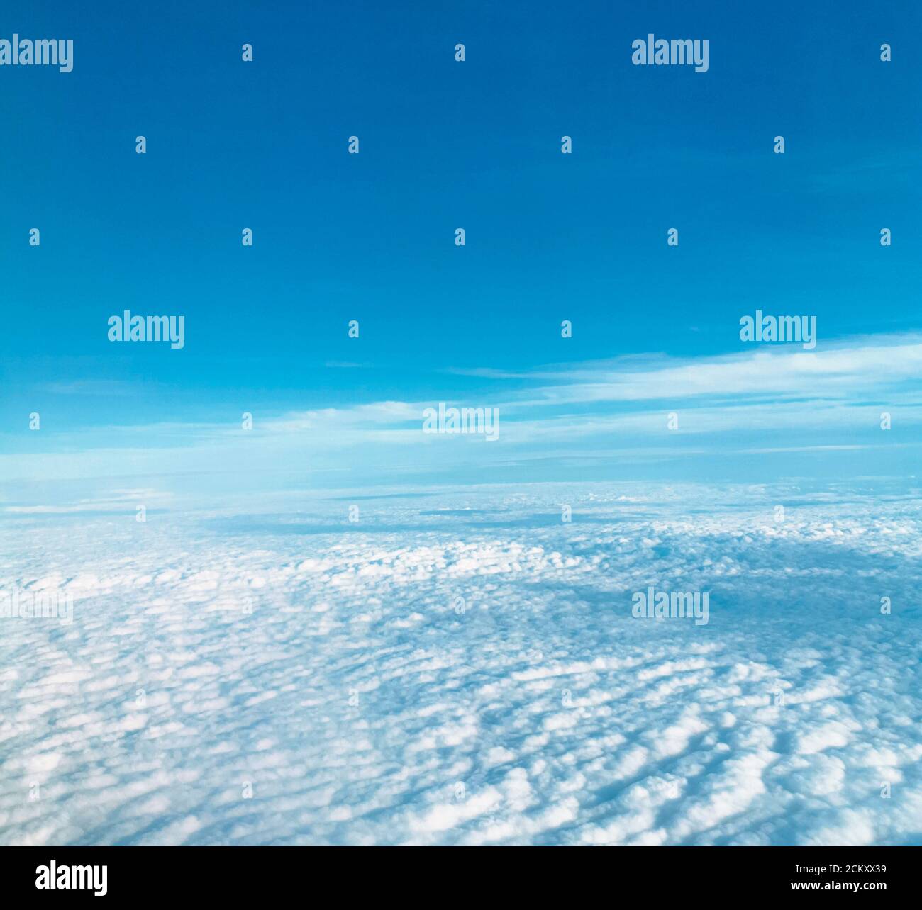 Wolken durch ein Flugzeugfenster gesehen Stockfoto