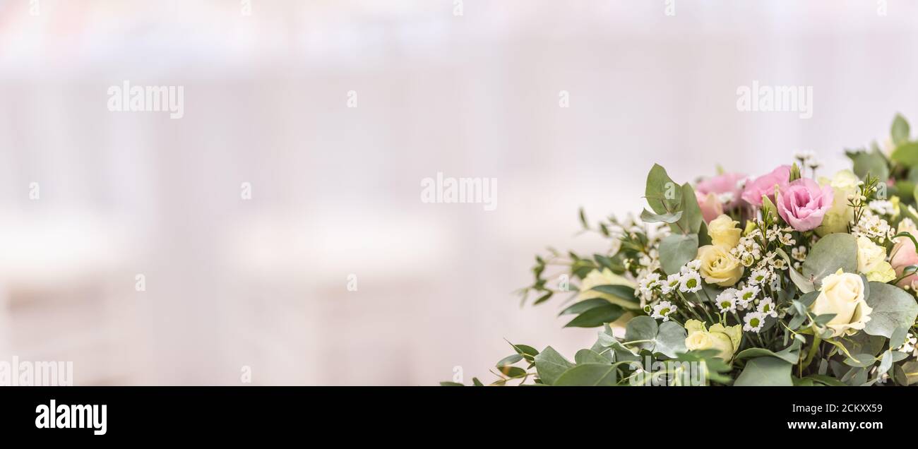 Detail eines Blumenstraußes im rechten unteren Bereich Seite des Bildes Stockfoto