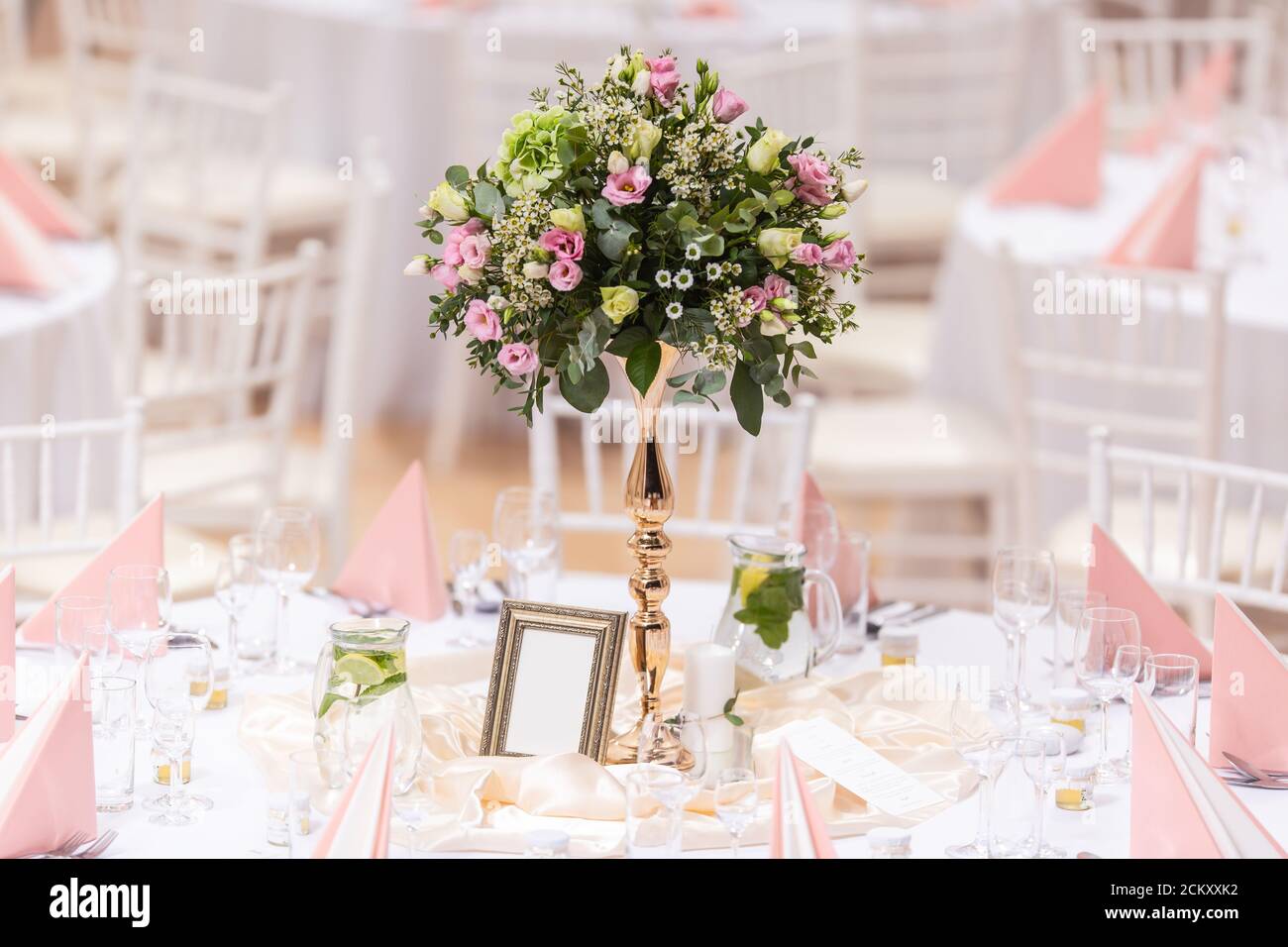 Hochzeitsblumenstrauß auf einem dekorierten Festtisch Stockfoto