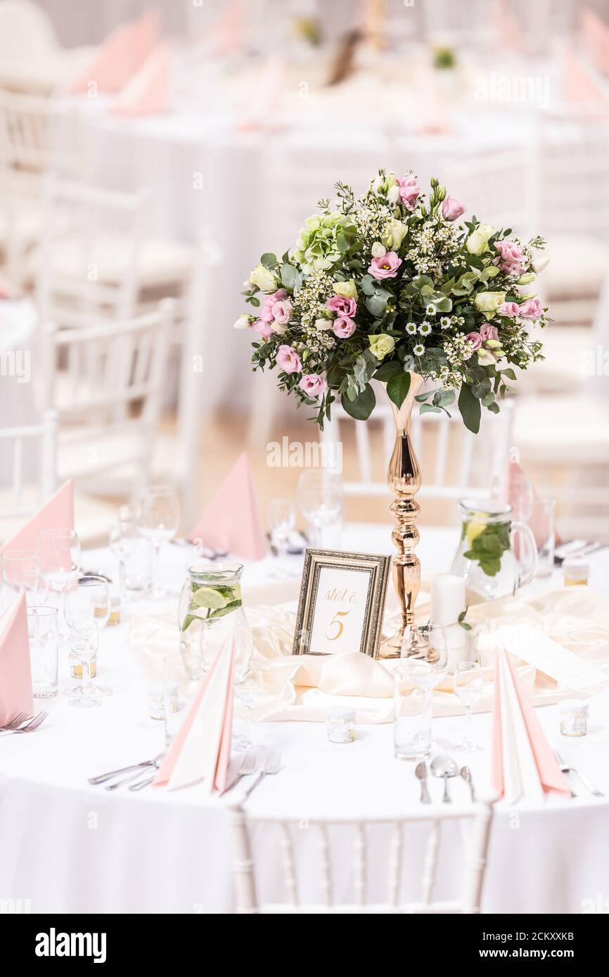 Hochzeitsblumenstrauß auf einem dekorierten Festtisch Stockfoto