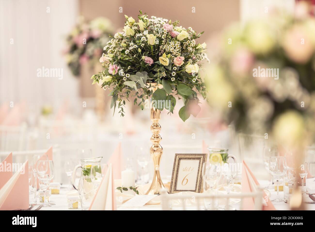 Hochzeitsblumenstrauß auf einem dekorierten Festtisch Stockfoto