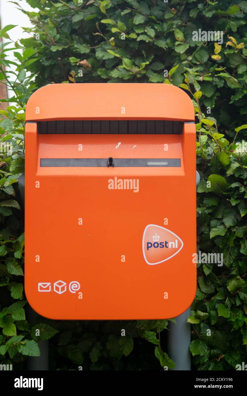 RESSEN, GELDERLAND, 9. SEPTEMBER 2020: Die berühmte orangefarbene Post.nl Postbox für die niederländische Post Stockfoto