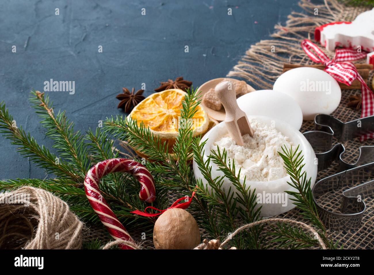 Weihnachten Hintergrund der Cookie-Zutaten auf der linken Seite gibt es Platz für Text. Flatlay, Draufsicht, Overhead, flach, Flat Lay Stockfoto