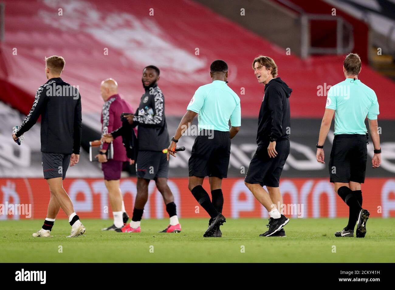 Brentford-Manager Thomas Frank (zweiter rechts) spricht am Ende des Carabao Cup-Spiels im St. Mary's Stadium in Southampton mit einem Spielbeamten. Stockfoto