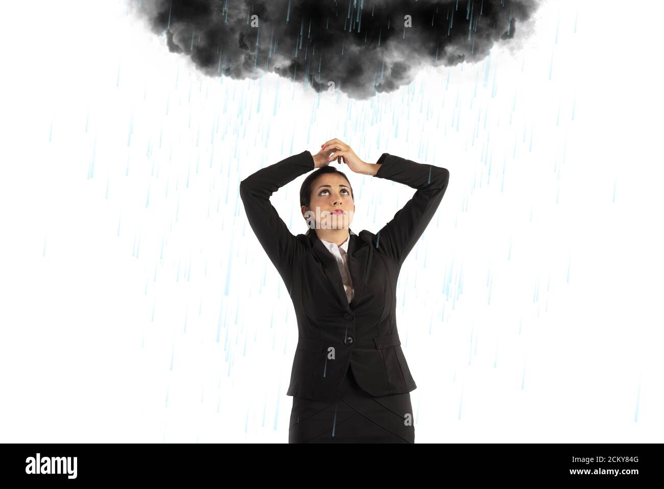 Unglückliche Geschäftsfrau mit einer schwarzen Wolke voller Regen Ihr Kopf Stockfoto