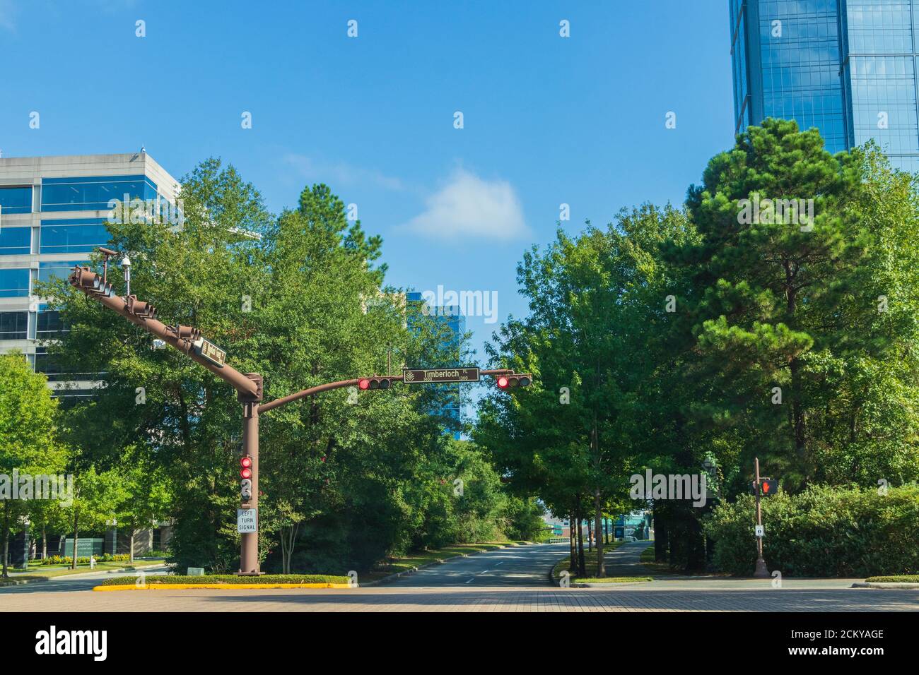 Die Kreuzung von Woodloch Forest und Timberloch Place in der Nähe der Woodlands Mall in The Woodlands, Texas. Stockfoto