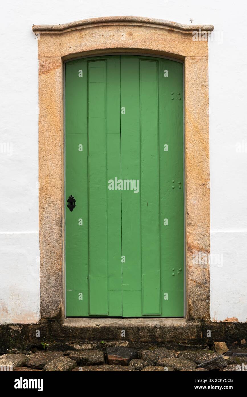 Nahaufnahme des grünen Türrahmens eines alten portugiesischen Kolonialhauses In Brasilien Stockfoto