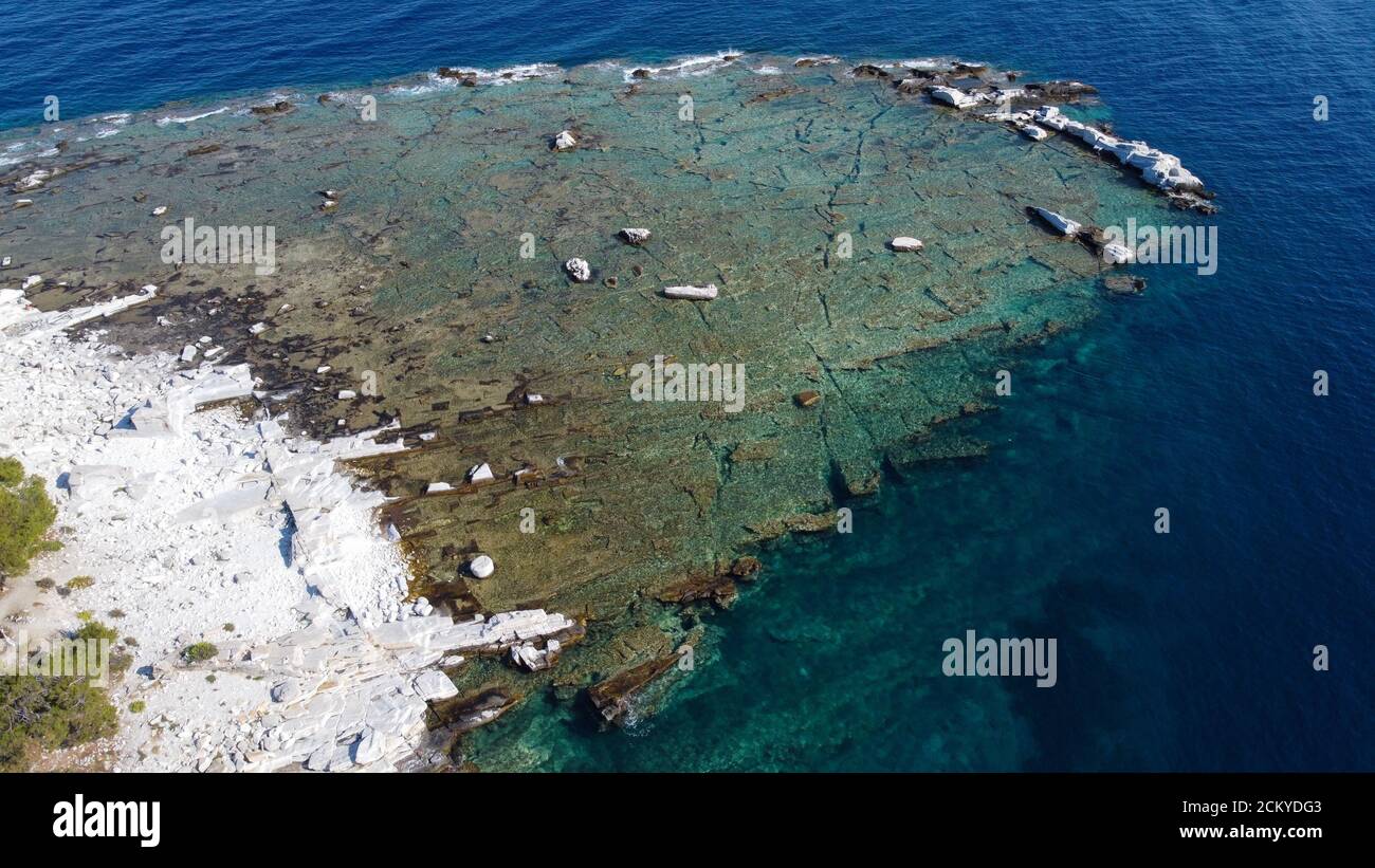 Felsplateau unter Wasser Stockfoto