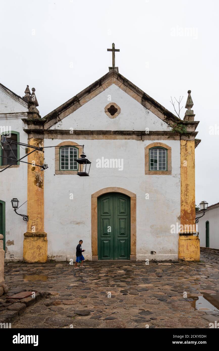 Frontfassade der alten katholischen Kirche in einer brasilianischen historischen Stadt Stockfoto