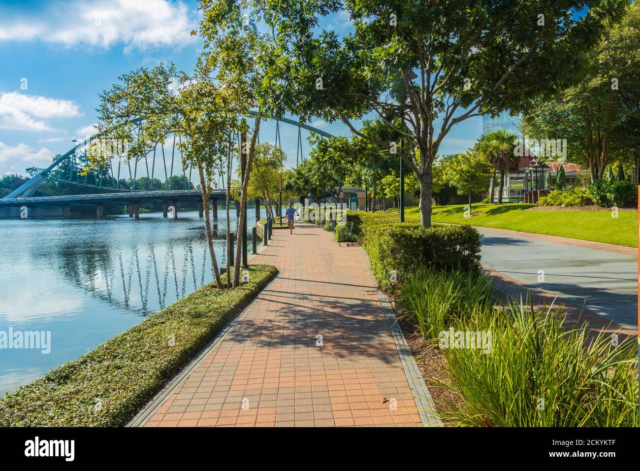 Lake Robbins Bridge am Lake Robbins Drive, über den Woodlands Waterway und die Mall Ring Road, in The Woodlands, Texas. Stockfoto