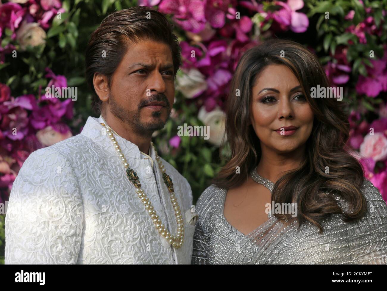 Shahrukh Khan Und Seine Frau Bollywood-Schauspieler Shah Rukh Khan und seine Frau Gauri posieren