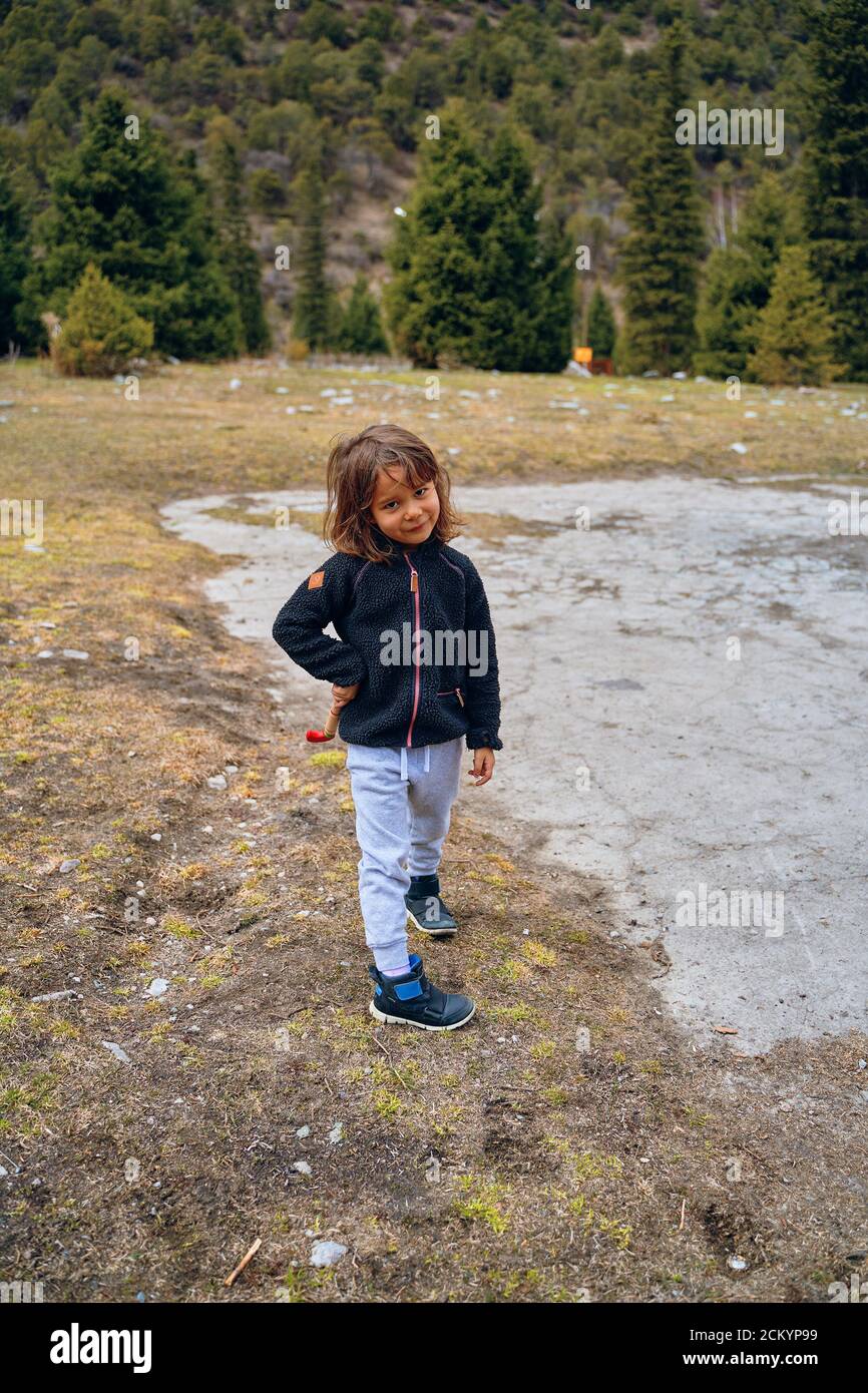 Mädchen obdachlos kleines Kind in den Bergen Wald. Bischkek, Kirgisistan - 9. April 2019 Stockfoto