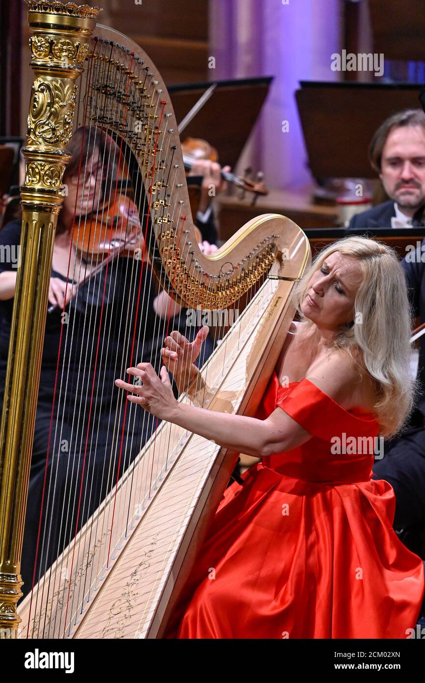 Prag, Tschechische Republik. September 2020. Die tschechische Harfenistin Jana Bouskova (im Bild) und die PKF - Prager Philharmonie treten während des Konzerts des Internationalen Musikfestivals Dvorak Prag auf. PKF - Prague Philharmonia wird von Marek Sedivy in Prag, Tschechische Republik, 16. September 2020 geleitet. Kredit: VIT Simanek/CTK Foto/Alamy Live Nachrichten Stockfoto