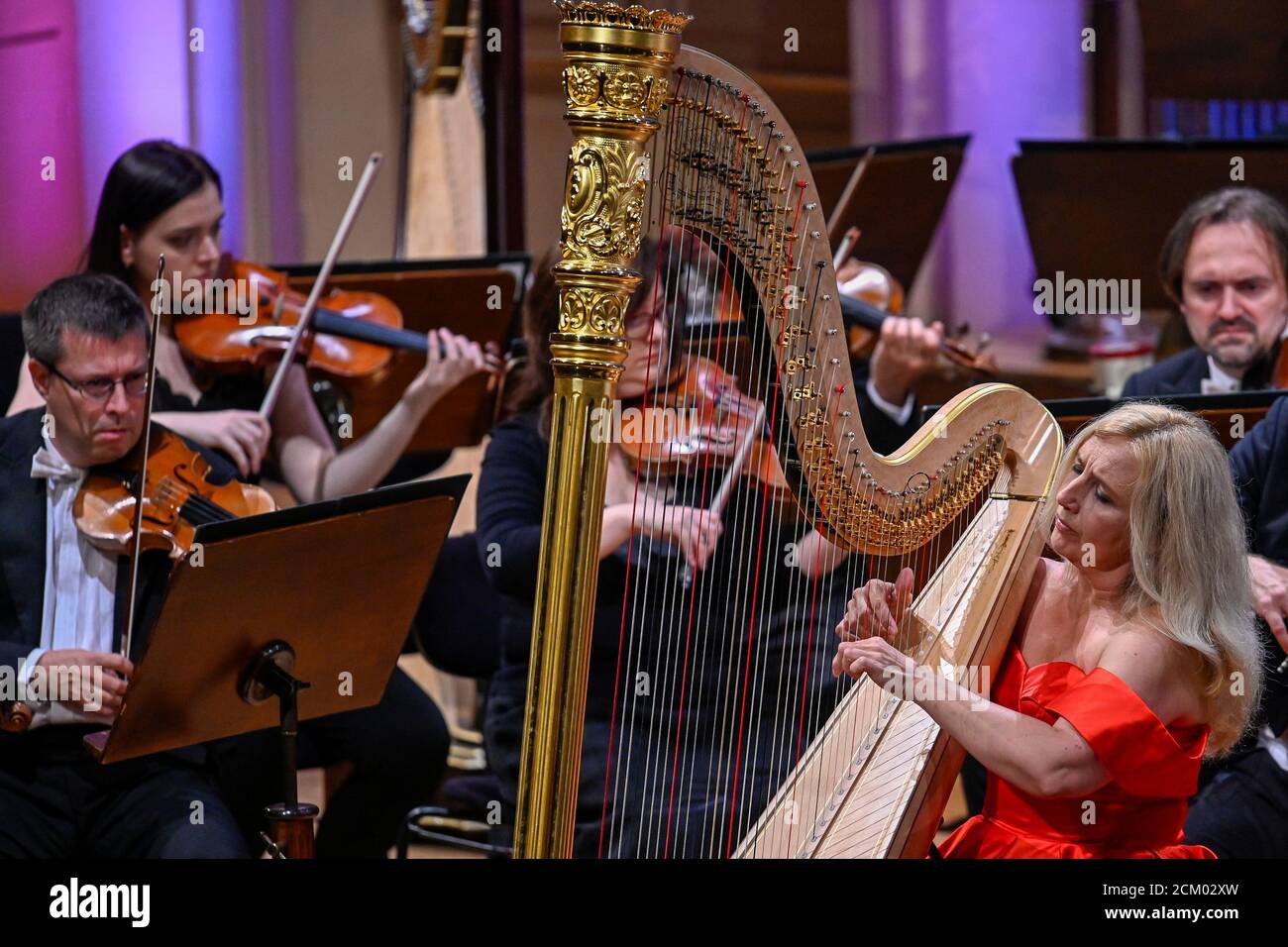 Prag, Tschechische Republik. September 2020. Die tschechische Harfenistin Jana Bouskova (im Bild) und die PKF - Prager Philharmonie treten während des Konzerts des Internationalen Musikfestivals Dvorak Prag auf. PKF - Prague Philharmonia wird von Marek Sedivy in Prag, Tschechische Republik, 16. September 2020 geleitet. Kredit: VIT Simanek/CTK Foto/Alamy Live Nachrichten Stockfoto