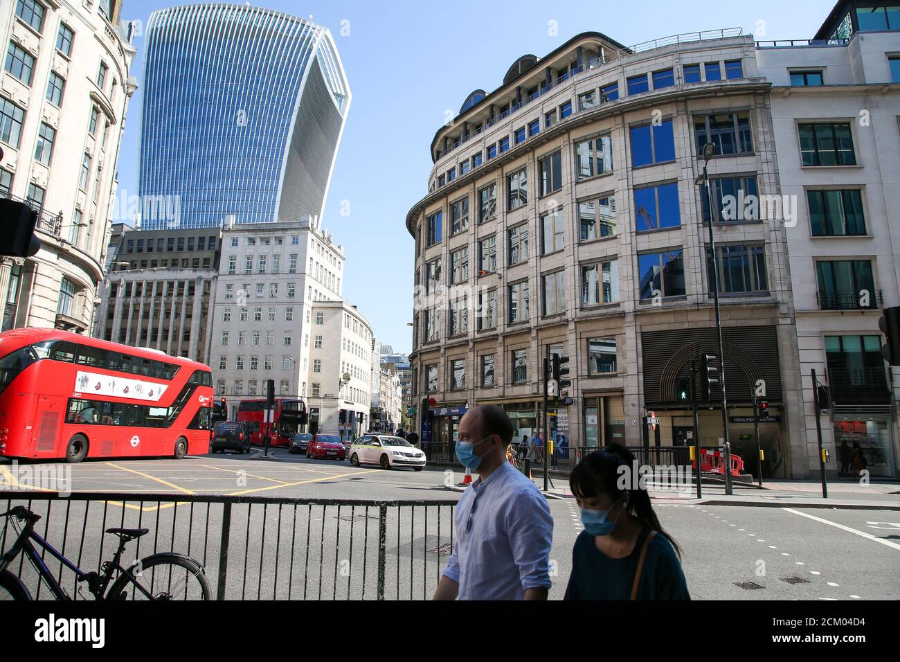 Ein Paar mit Gesichtsmasken in einer fast leeren Londoner City, die normalerweise mit Stadtarbeitern beschäftigt wäre.in den letzten Tagen wurden in Großbritannien über 1,000 neue COVID19-Fälle bestätigt und die Zahl scheint rapide zu steigen. Stockfoto