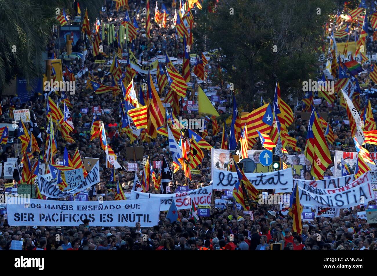 Katalanische Demonstranten, die sich für die Unabhängigkeit einsetzen, nehmen an einem Protest Teil, um die Freilassung von inhaftierten Separatisten in Barcelona, Spanien, am 26. Oktober 2019 zu fordern. REUTERS/Albert Gea Stockfoto