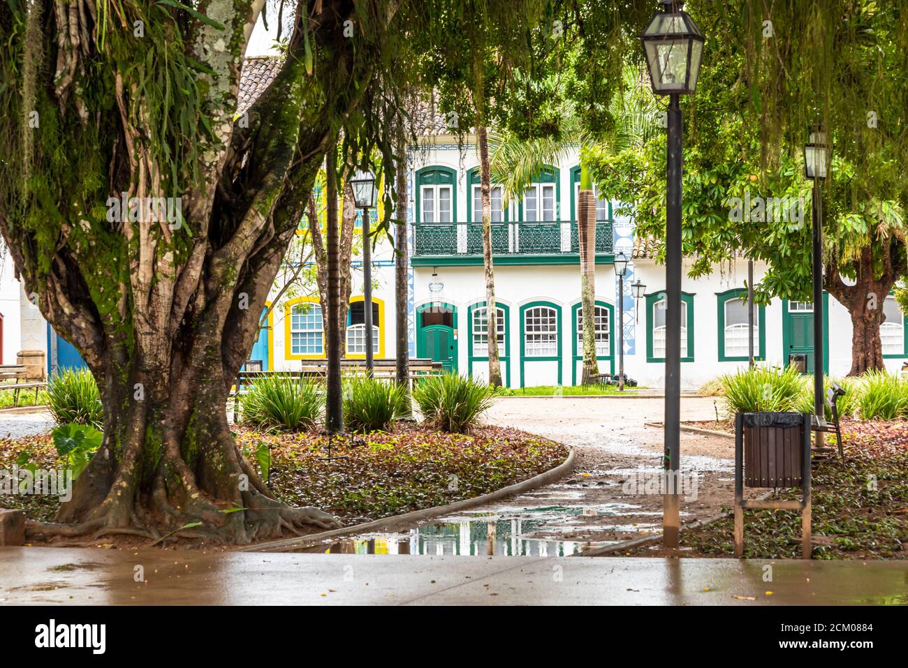 Außenfassade des alten Kolonialhauses in der historischen brasilianischen Stadt Von einem romantischen Platz aus gesehen Stockfoto