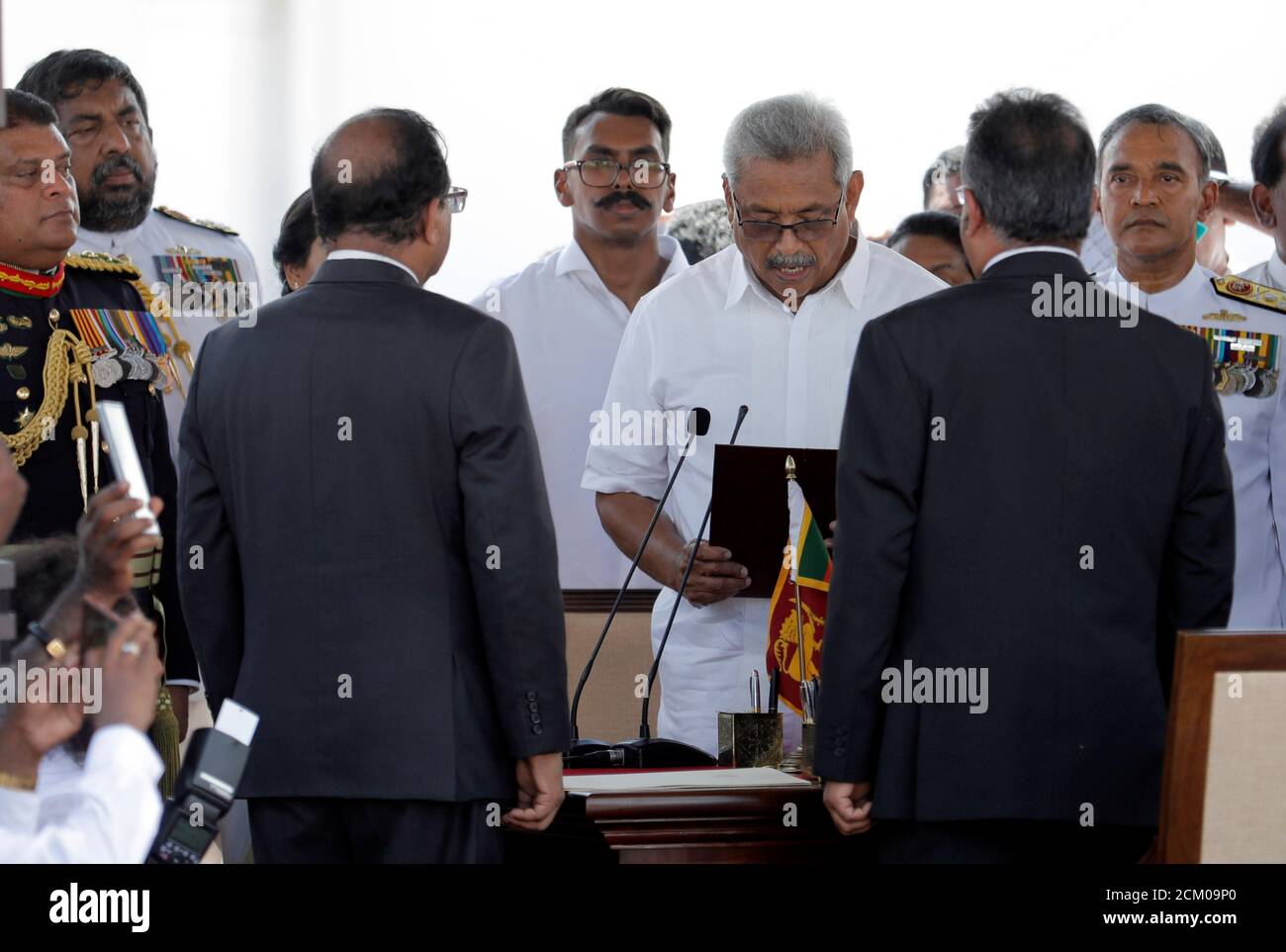 Sri Lankas designierter Präsident Gotabaya Rajapaksa liest seinen Amtseid neben Udaya R. Seneviratne, dem Sekretär des Präsidenten und Sri Lankas Oberrichter Jayantha Jayasuriya bei der Vereidigung des Präsidenten in Anuradhapura, Sri Lanka, am 18. November 2019. REUTERS/Dinuka Liyanawatte Stockfoto